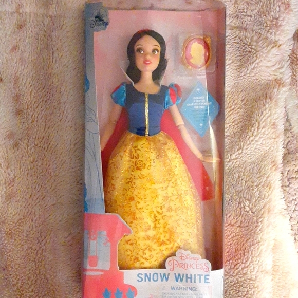 Disney Princess 12" Classic Snow White Doll w/Magic Mirror Pendant - Picture 10 of 10